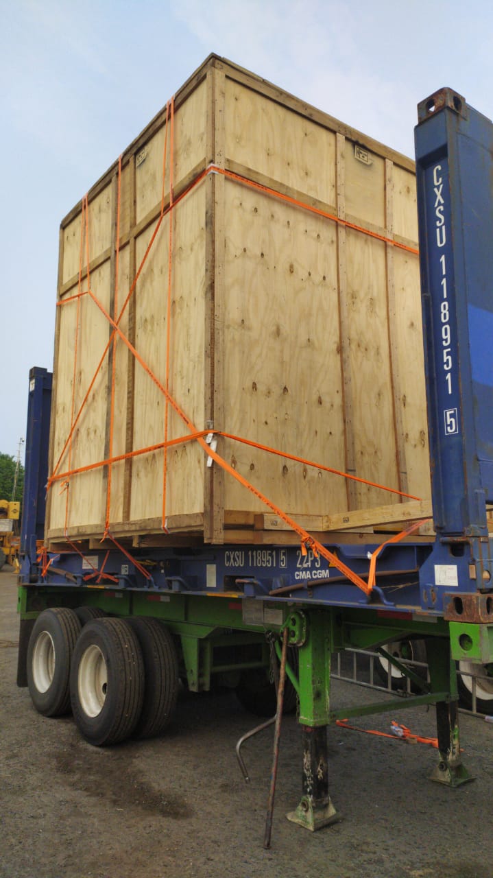 Caja de madera con mercancía